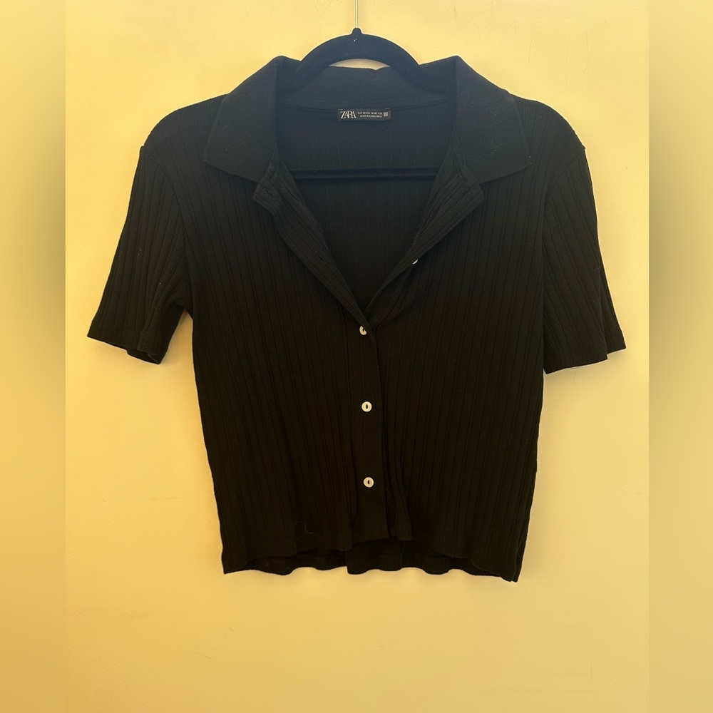 Zara short sleeved cropped button down knit in ribbed black. Size M